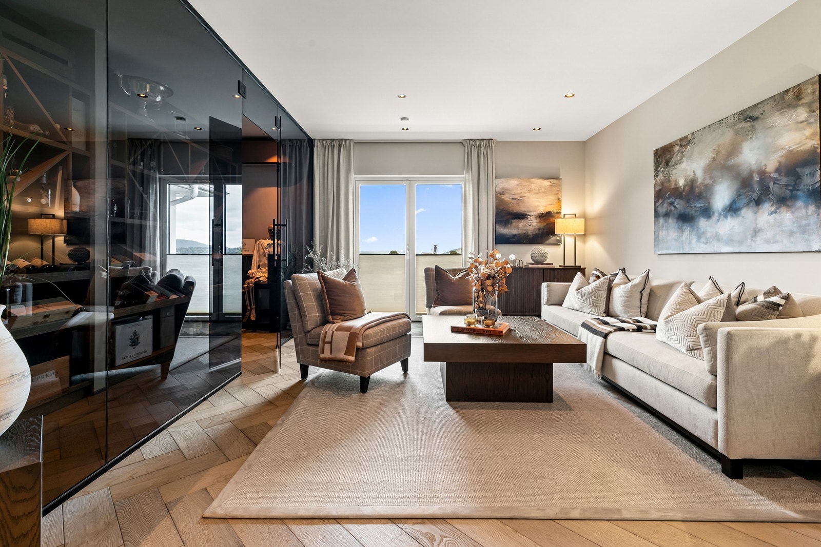 Skyvedørsadkomst til den lekre forstuen, med en dekorativ sotet glassvegg med dør til et flott vinrom Galleribilde