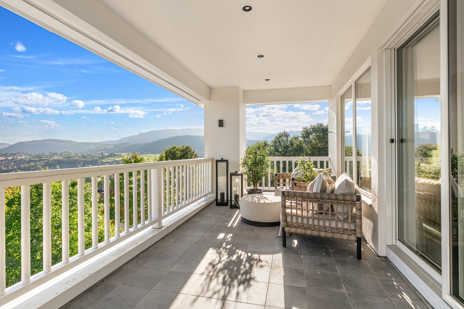 En sørvendt overbygget takterrasse på rundt 14 m² har utgang/adkomst fra stue og veranda Galleribilde