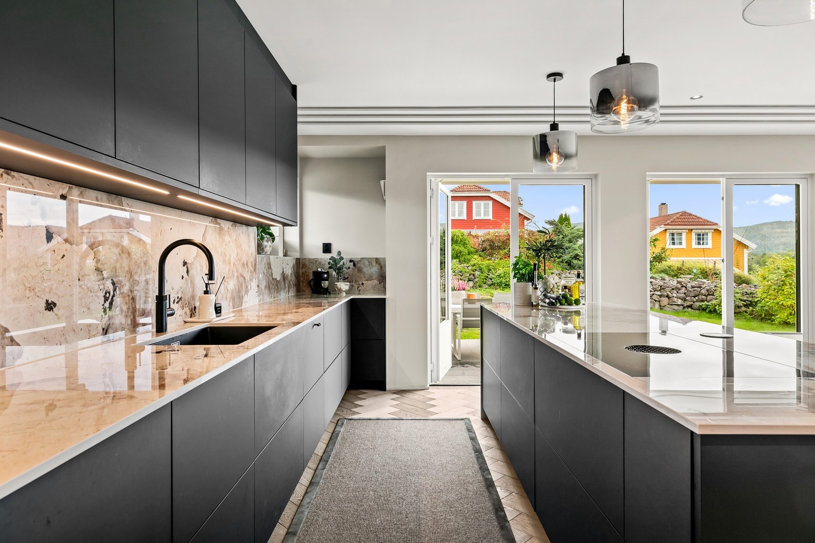 Kjøkkenet har Quooker kran inkl Cube og integrerte toppmodeller fra Miele og AEG. Galleribilde