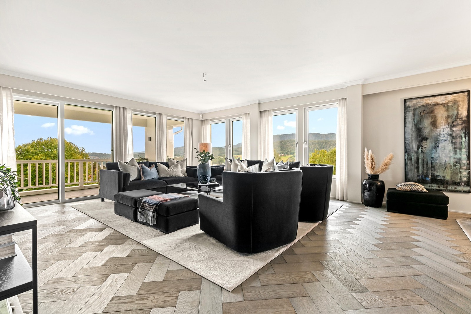 Stuen har takhøye vinduer med herlig dagslys og fantastisk utsikt Galleribilde