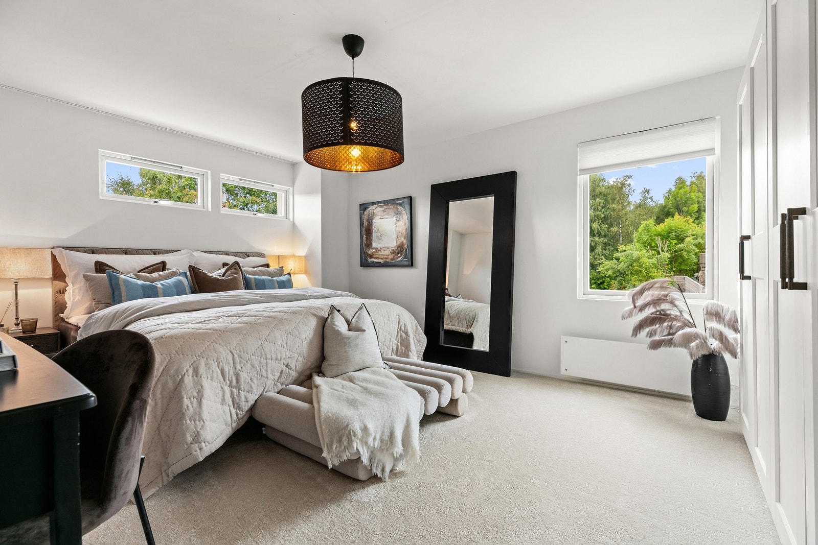 Soverom nr. 3 i 1. etasje har garderoberekke og god plass til dobbeltseng, kontorpult og oppbevaringsløsninger Galleribilde