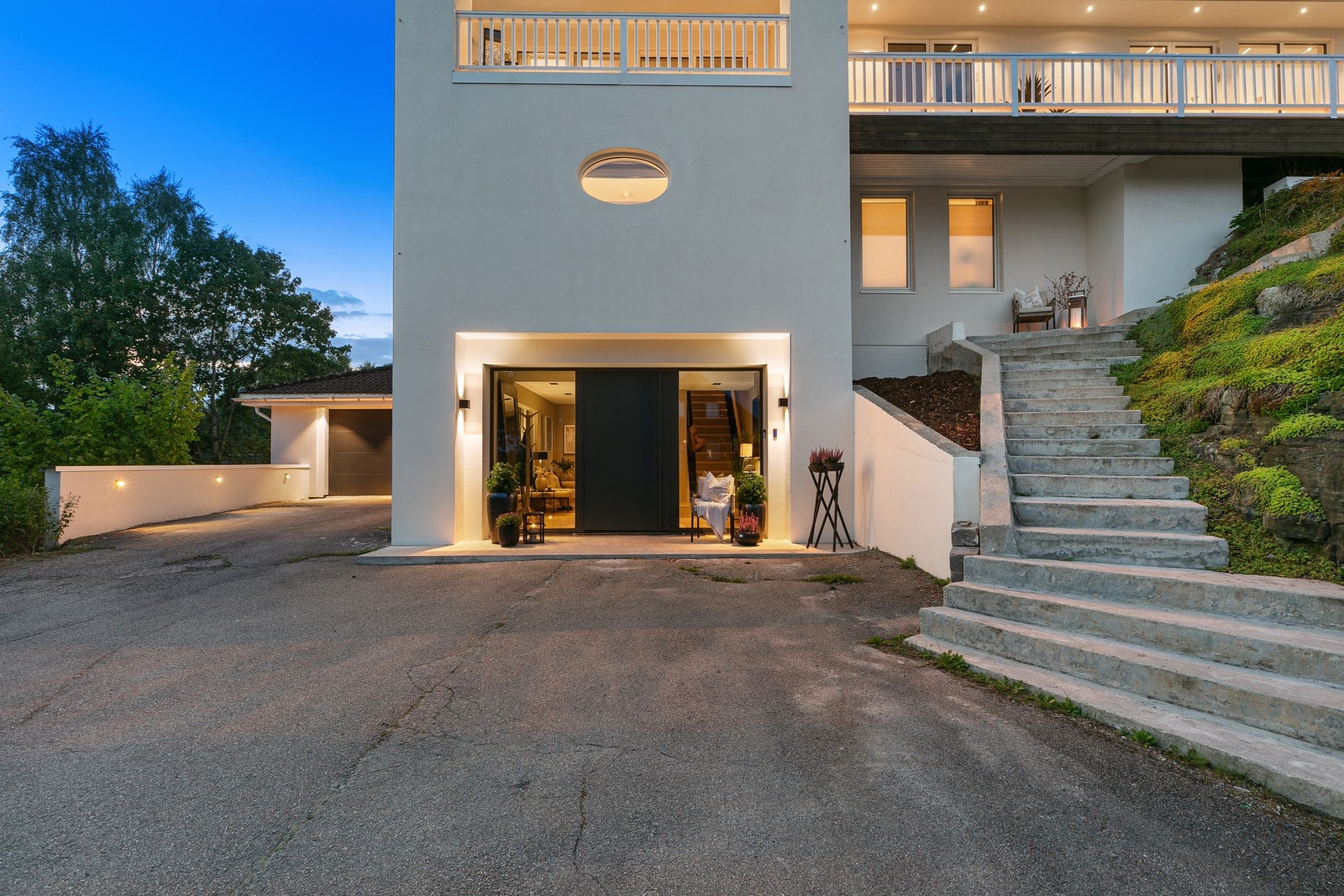 Her er parkering i egen gårdsplass, og en dobbelgarasje med ny el-bil lader og garasjeport montert i 2023 Galleribilde