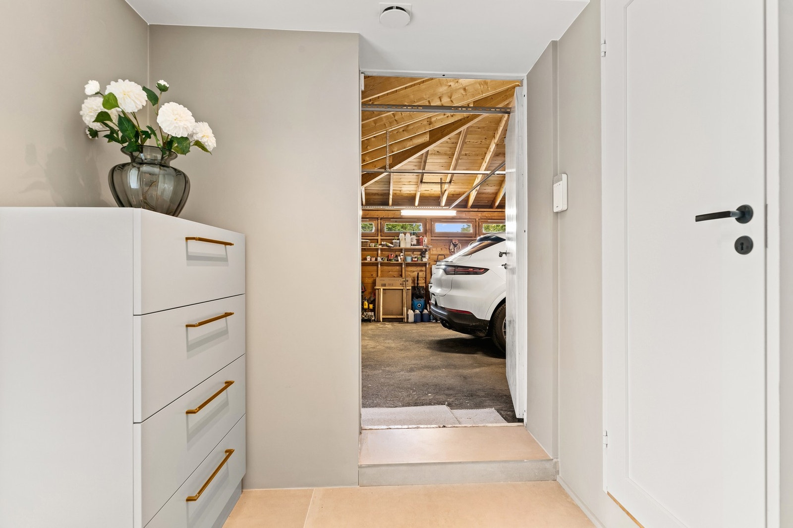 Det er mulig å gå tørrskodd fra boligen til garasje med adkomst til trimrom Galleribilde