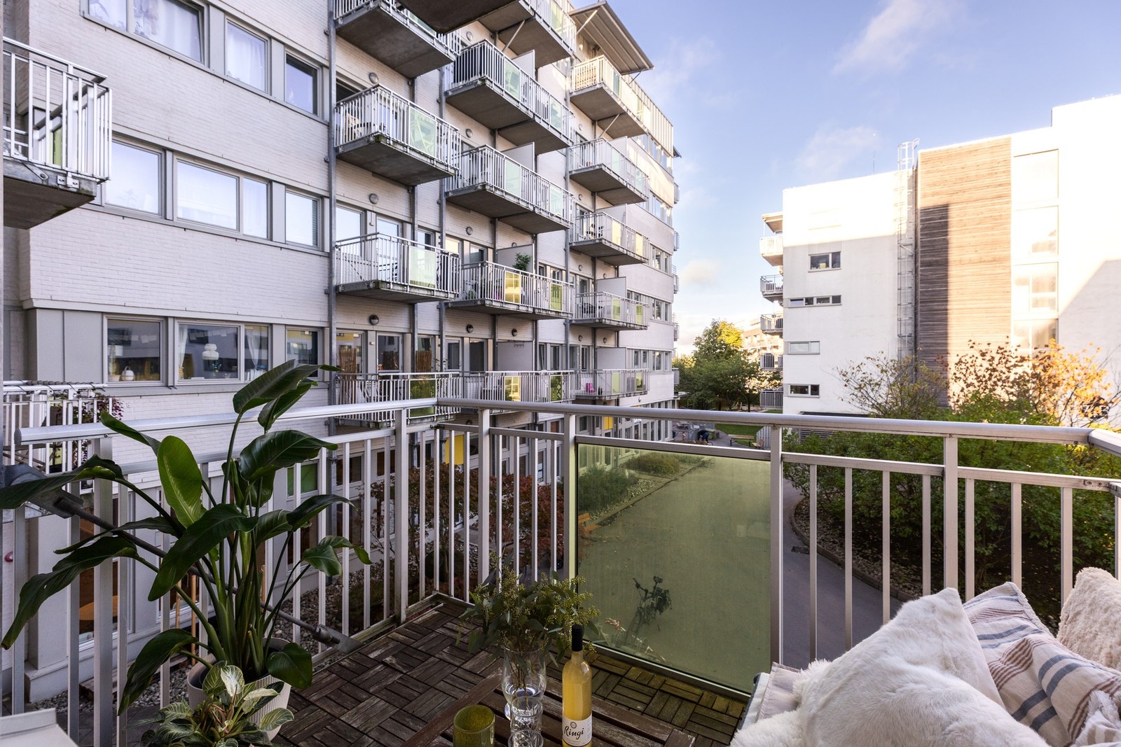 Balkongen har dobbel stikkontakt på vegg og trevirke på betongdekke. Galleribilde