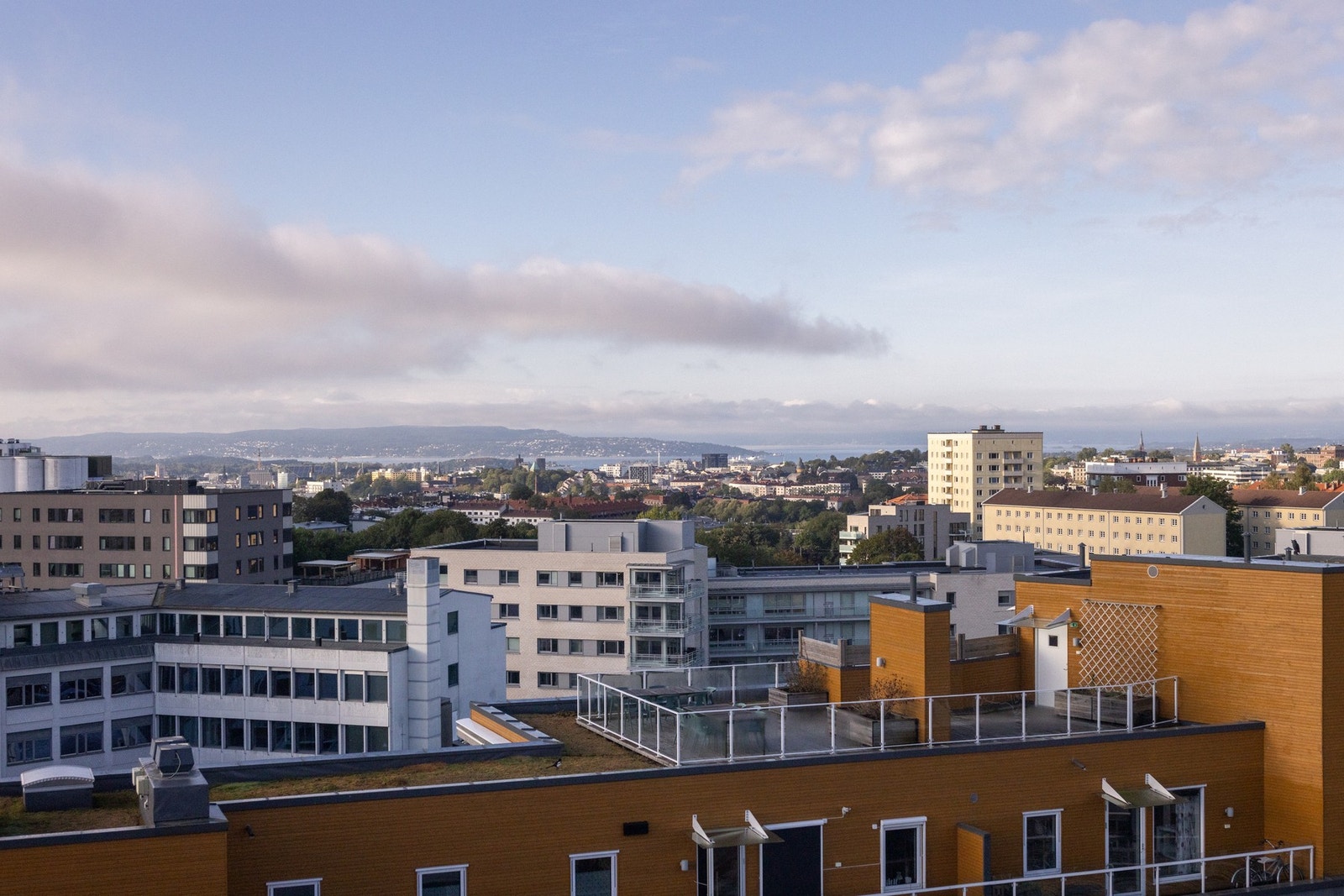 Nydelig utsikt fra takterrasse. Galleribilde