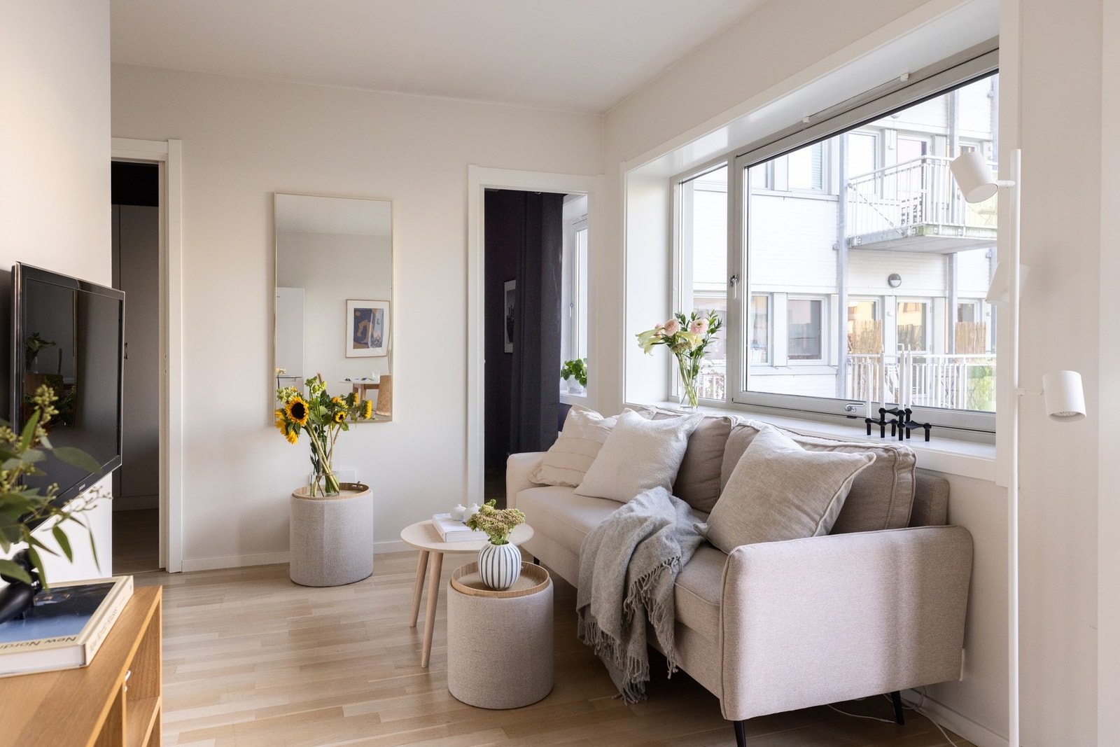 Dette er et rom med store vinduer med godt lysinnslipp og takhøyde på 2,50 cm. Galleribilde