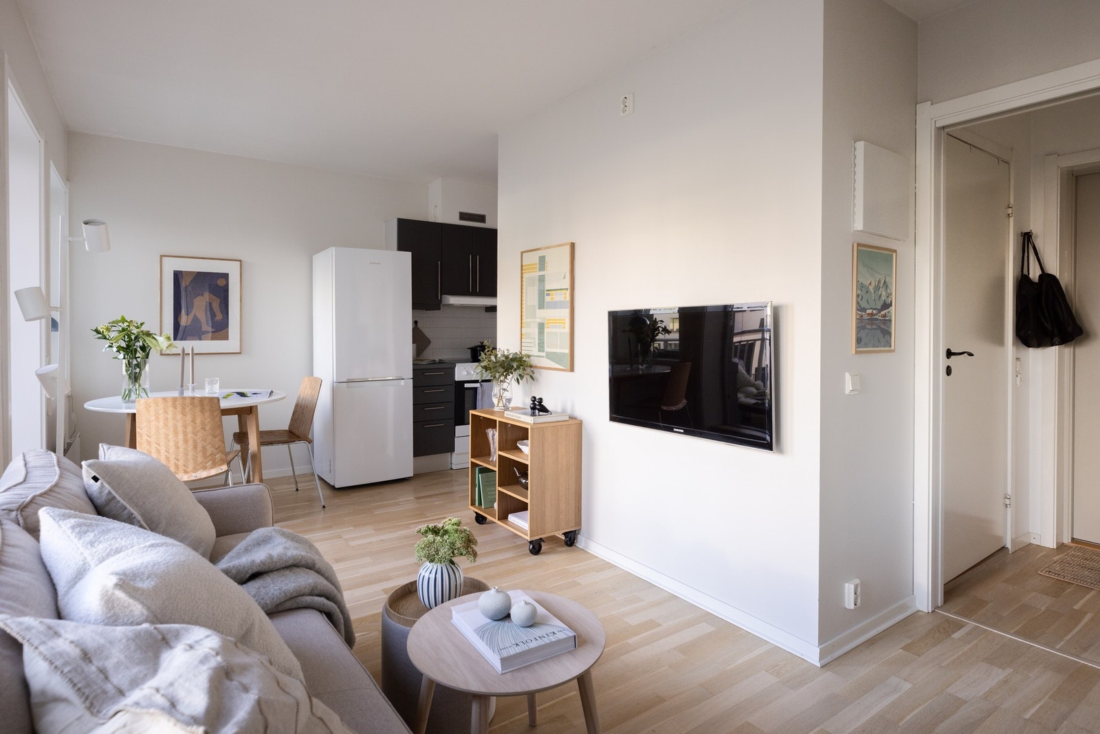 Rommet har lekkert trestavs hvitpigmentert eikeparkett . Galleribilde