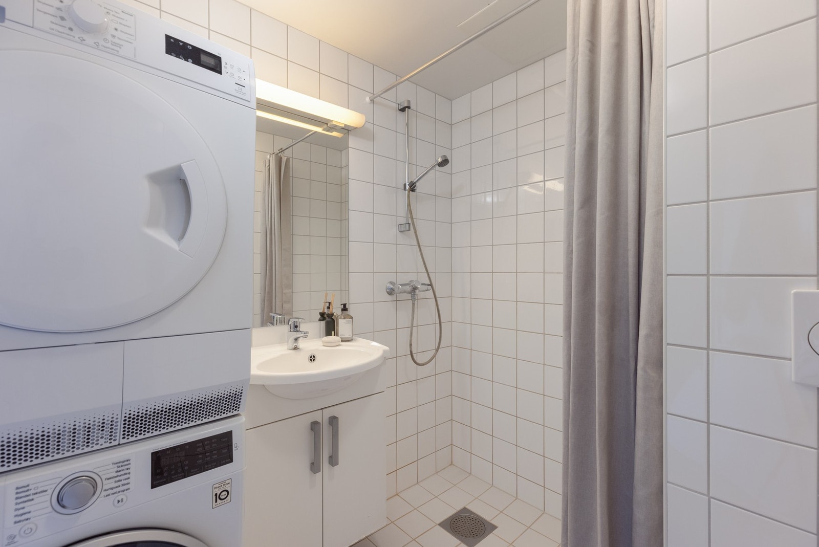 Stort flislagt baderom fra 2007 med termostat gulvvarme. Galleribilde