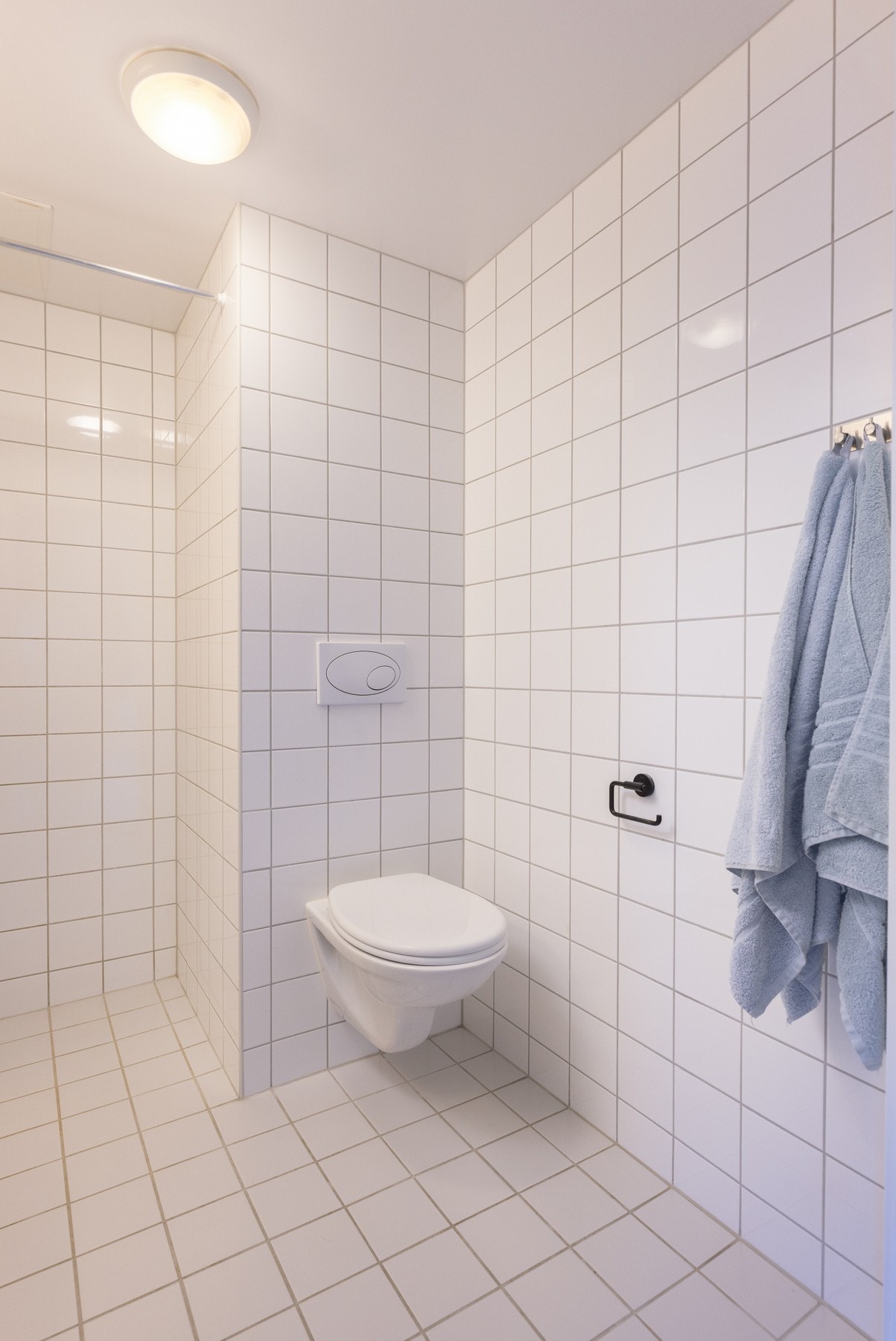 Baderommet har opplegg for vaskemaskin og tørketrommel (Følger ikke med salg). Galleribilde