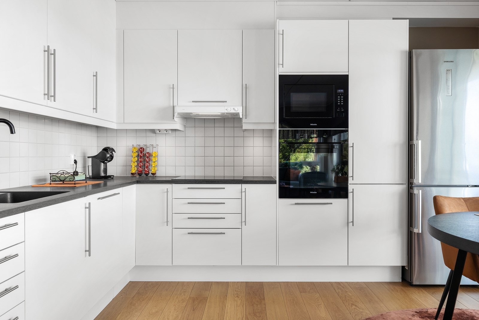 Et pent og praktisk kjøkken. Galleribilde