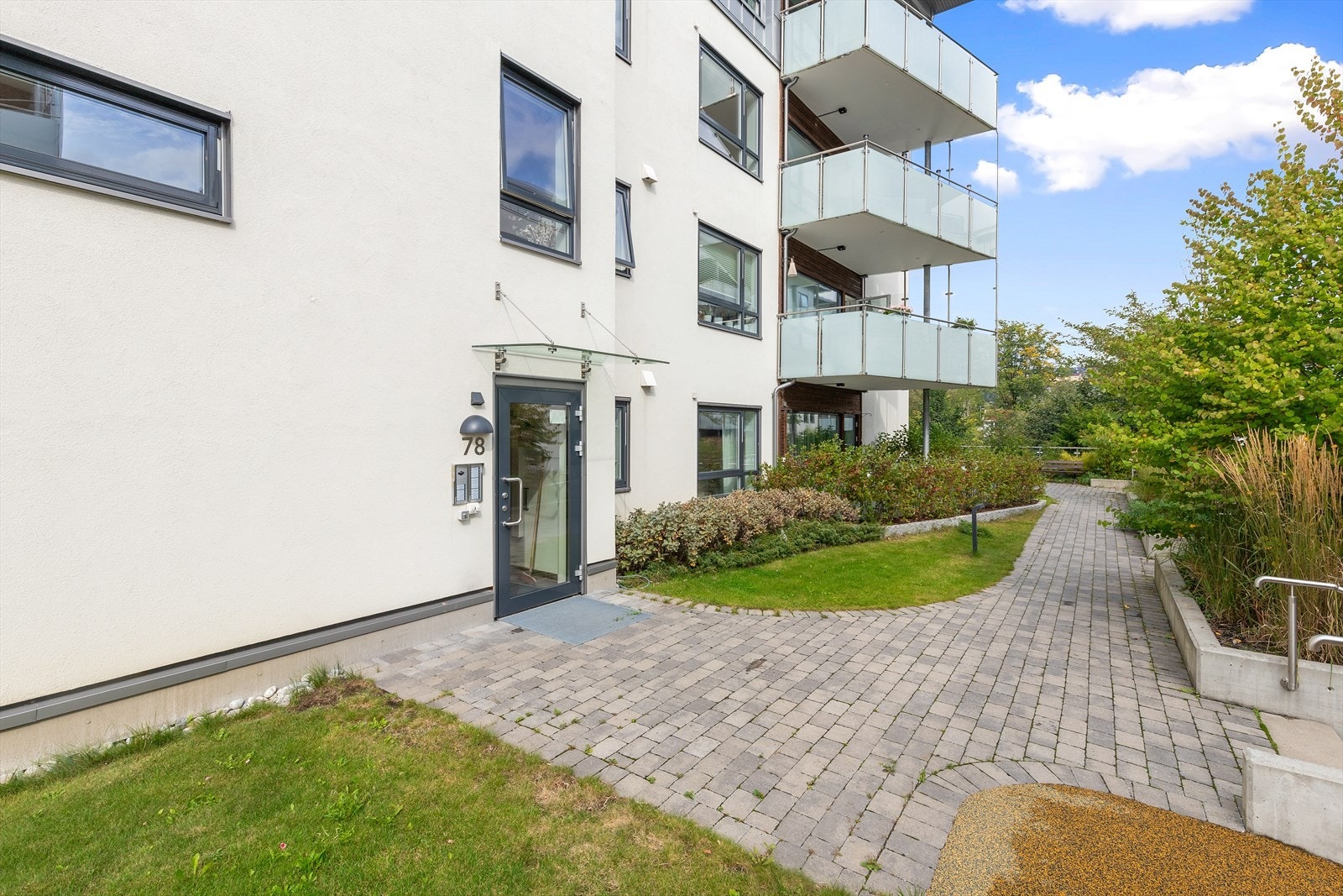 Inngangsparti med ringetablå og porttelefon. Galleribilde