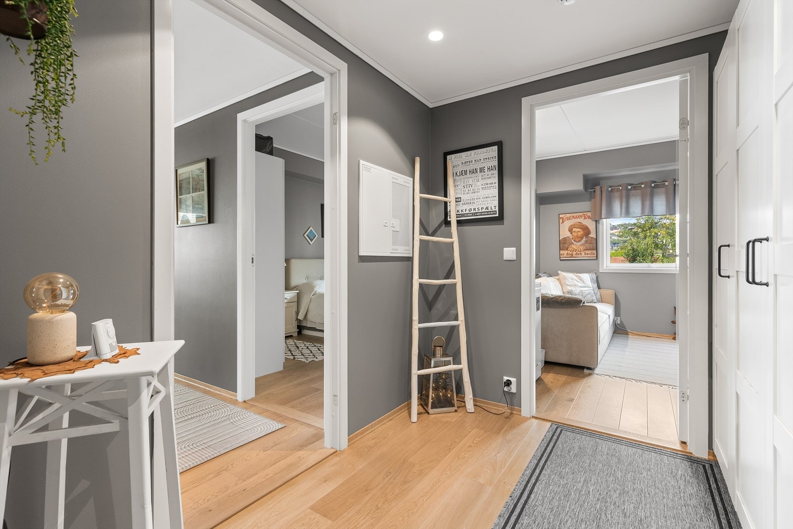 Det er to soverom og gang med garderobeskap. Galleribilde