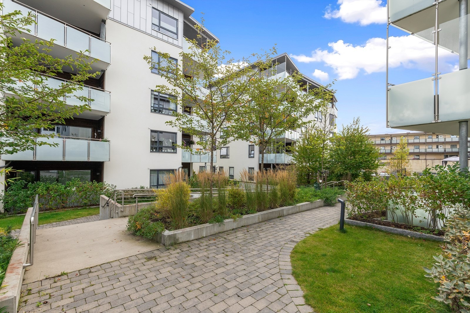 Boligen ligger i et hyggelig borettslag midt i Lierbyen. Her er det praktisk og bo med heis direkte fra parkeringskjeller. Galleribilde