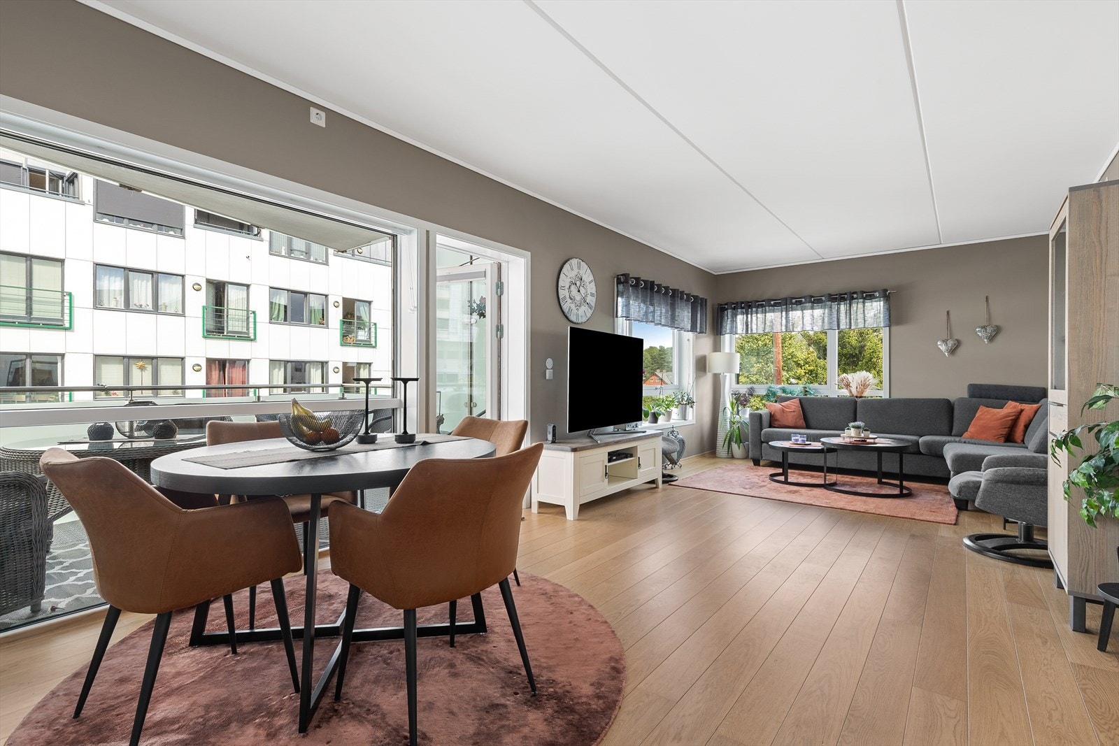 Utgang til overbygget terrasse - endeleilighet med mye lysinnslipp. Galleribilde