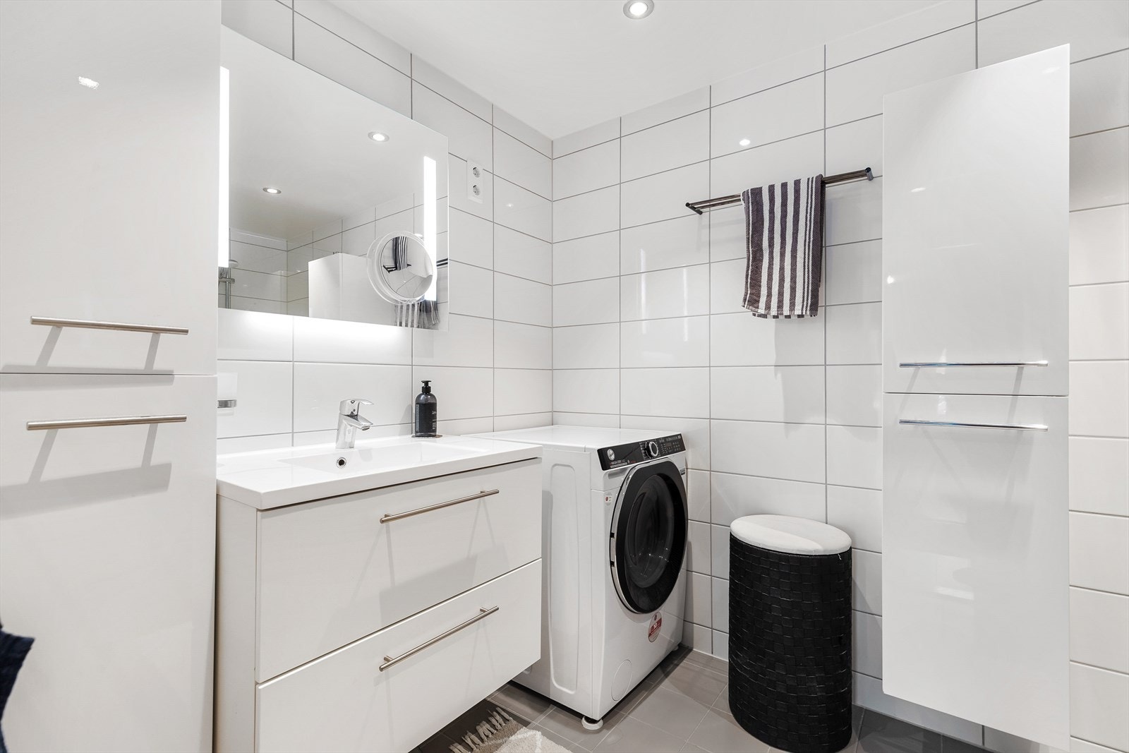 Pent flislagt baderom med god skapplass. Gulvvarme. Galleribilde