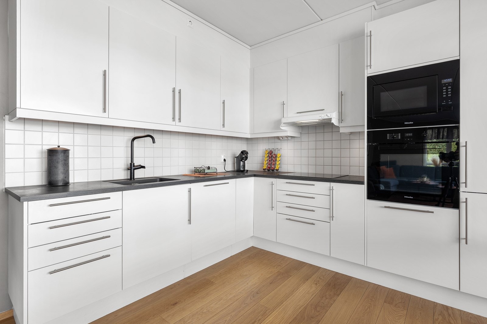 Oppgradert kjøkken med Miele komfyr og mikroovn. Det er installert nyere benkeplate og satt inn ekstra skap. Galleribilde