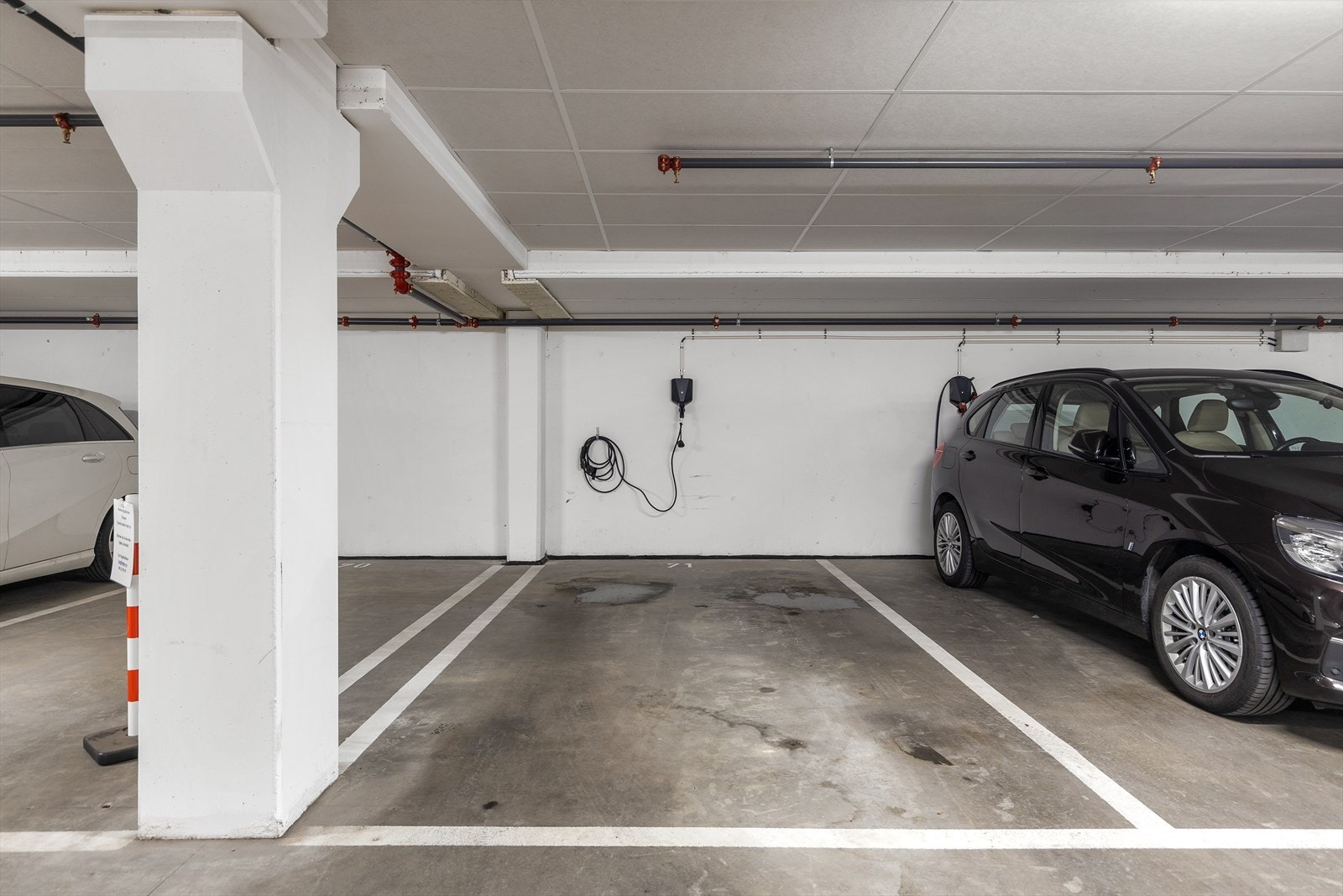 Garasjeplass med lader Galleribilde