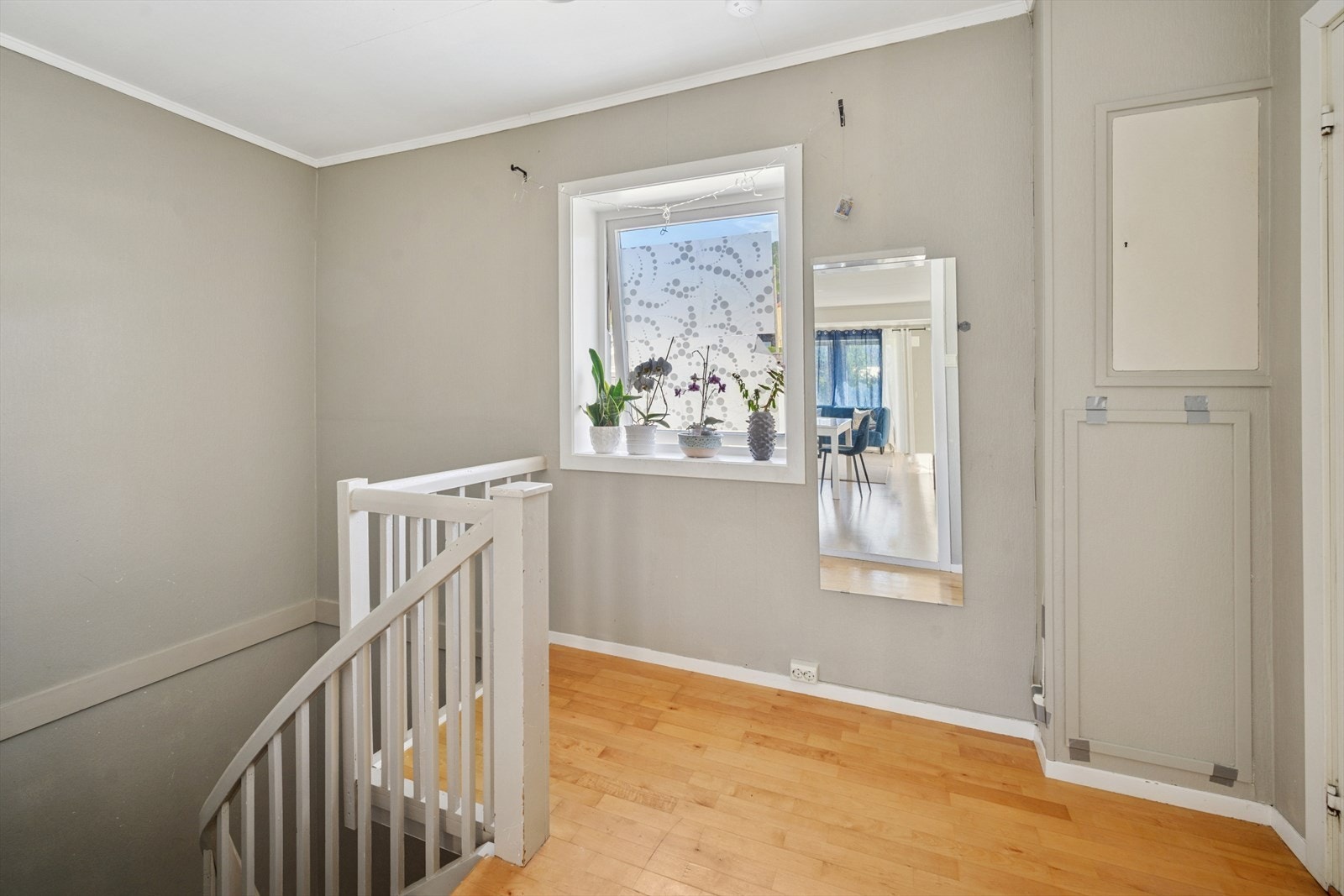 Gang med ytterligere plass for kommode til oppbevaring. Galleribilde