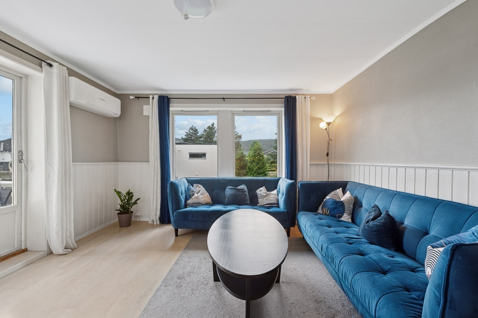 Lys og åpen stue som enkelt lar seg møblere. Galleribilde