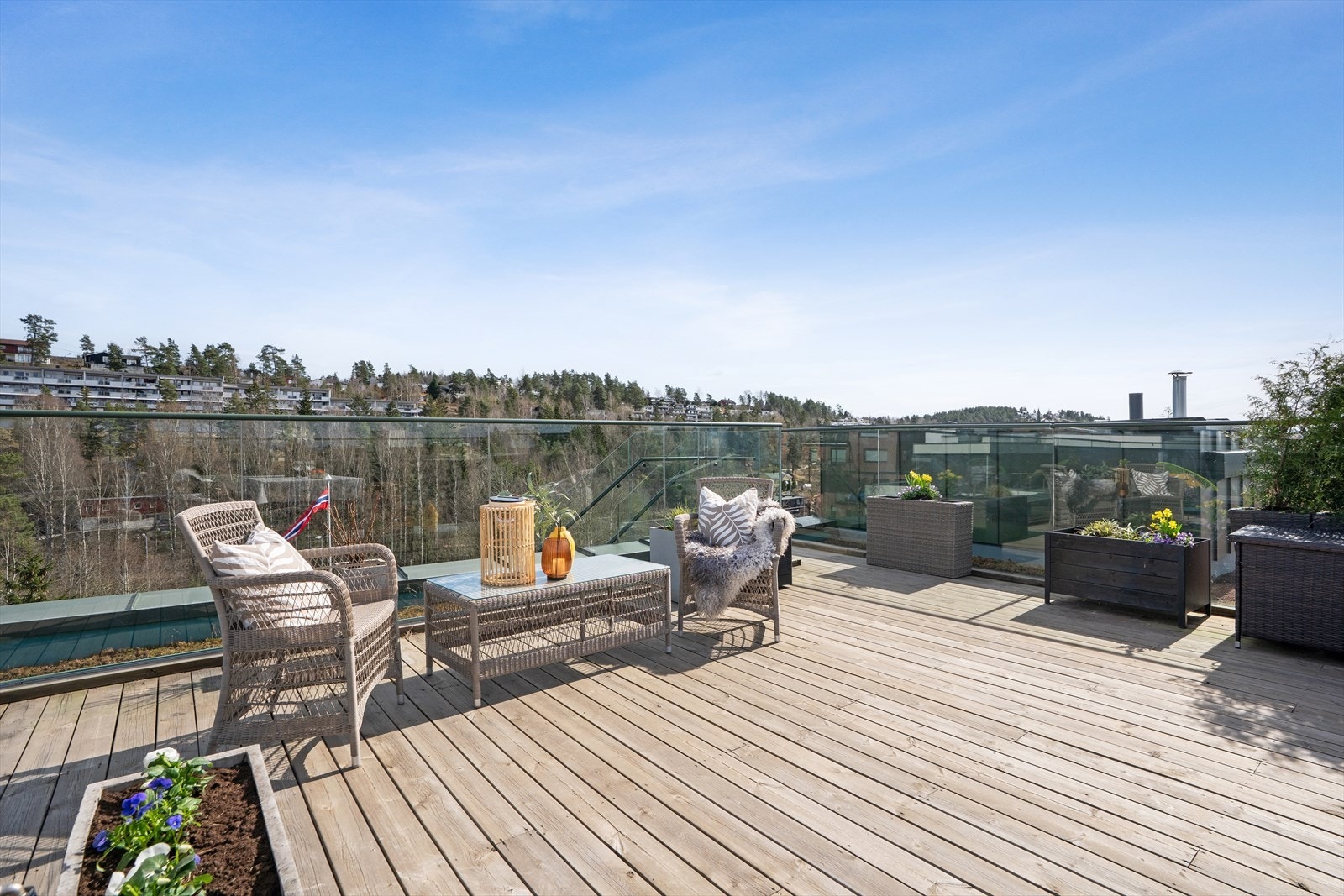 Takterrassen er på 55 kvm. og kan innredes i forskjellige sosiale soner. Galleribilde