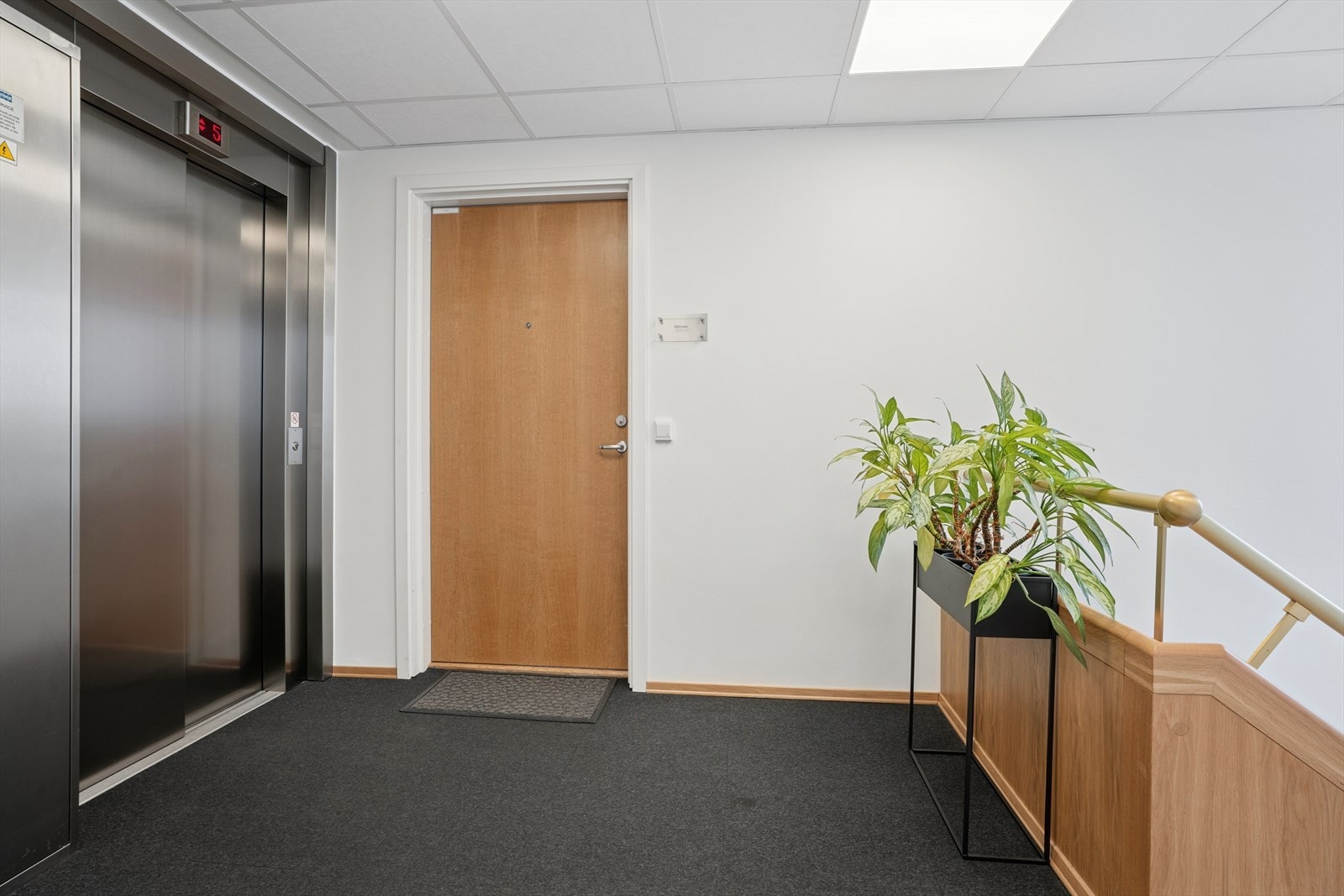 Det er heis opp til etasjeplan. Galleribilde