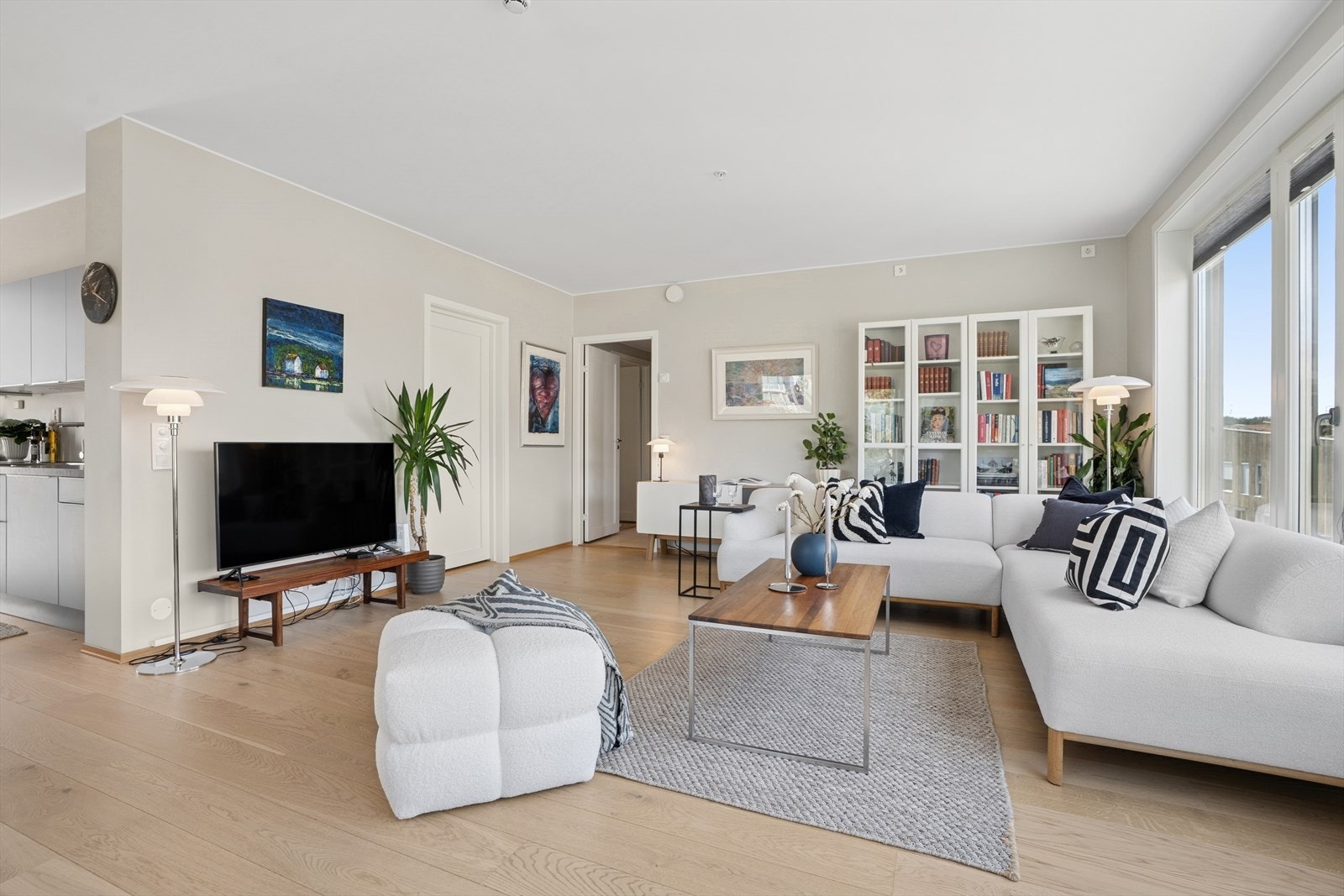 Rommet bades i lys fra store vindusflater. Galleribilde