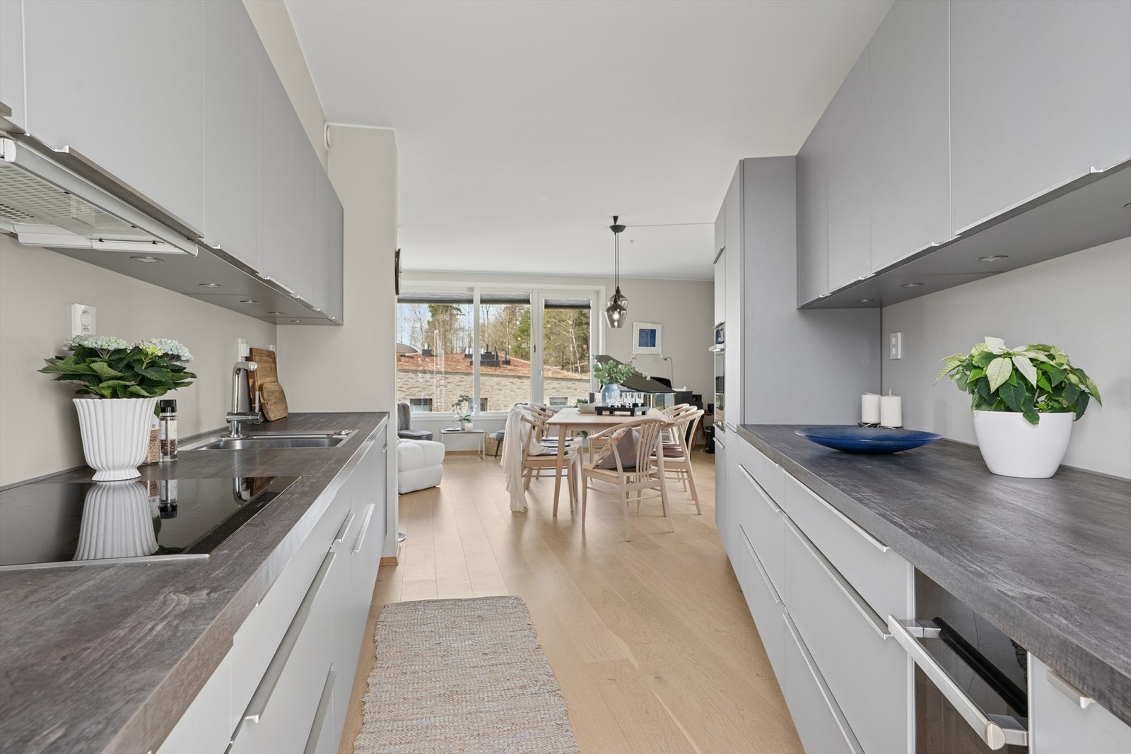 Kjøkkenet har laminerte benkeplater med nedfelt oppvaskkum i rustfritt stål og ett-greps blandebatteri. Galleribilde