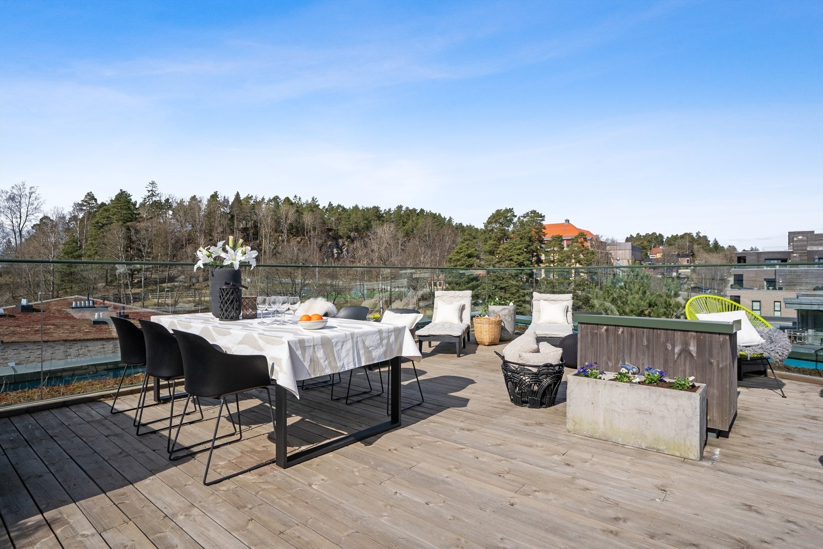 På takterrassen er det vidstrakt utsikt og fantastisk solforhold. Galleribilde