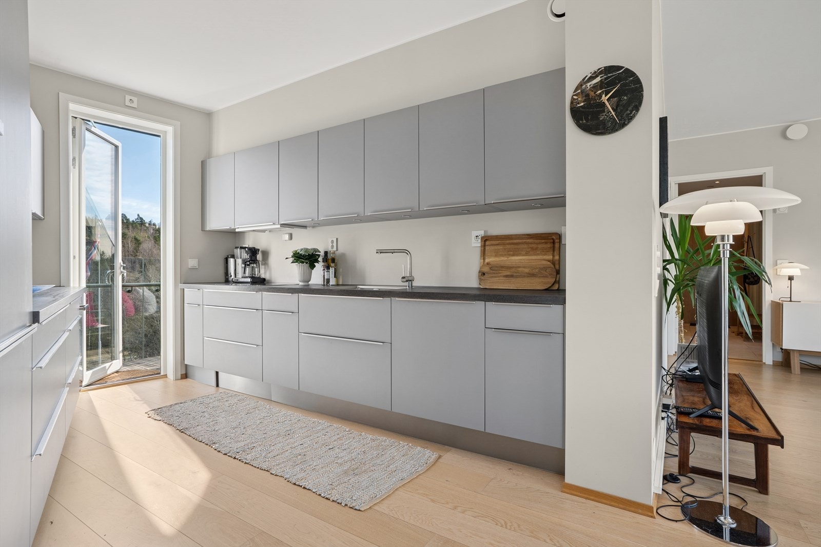 Fra kjøkkenet er det utgang til østvendt balkong/trappeoppgang hvor man også kan nyte morgensol. Galleribilde