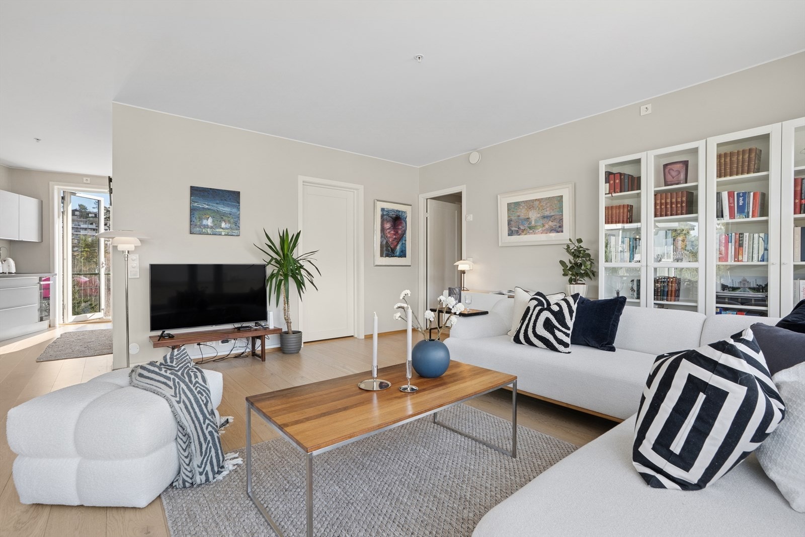 Leiligheten har en lys og tiltalende stue i åpen løsning med kjøkken, som gir en helt fantastisk følelse. Galleribilde