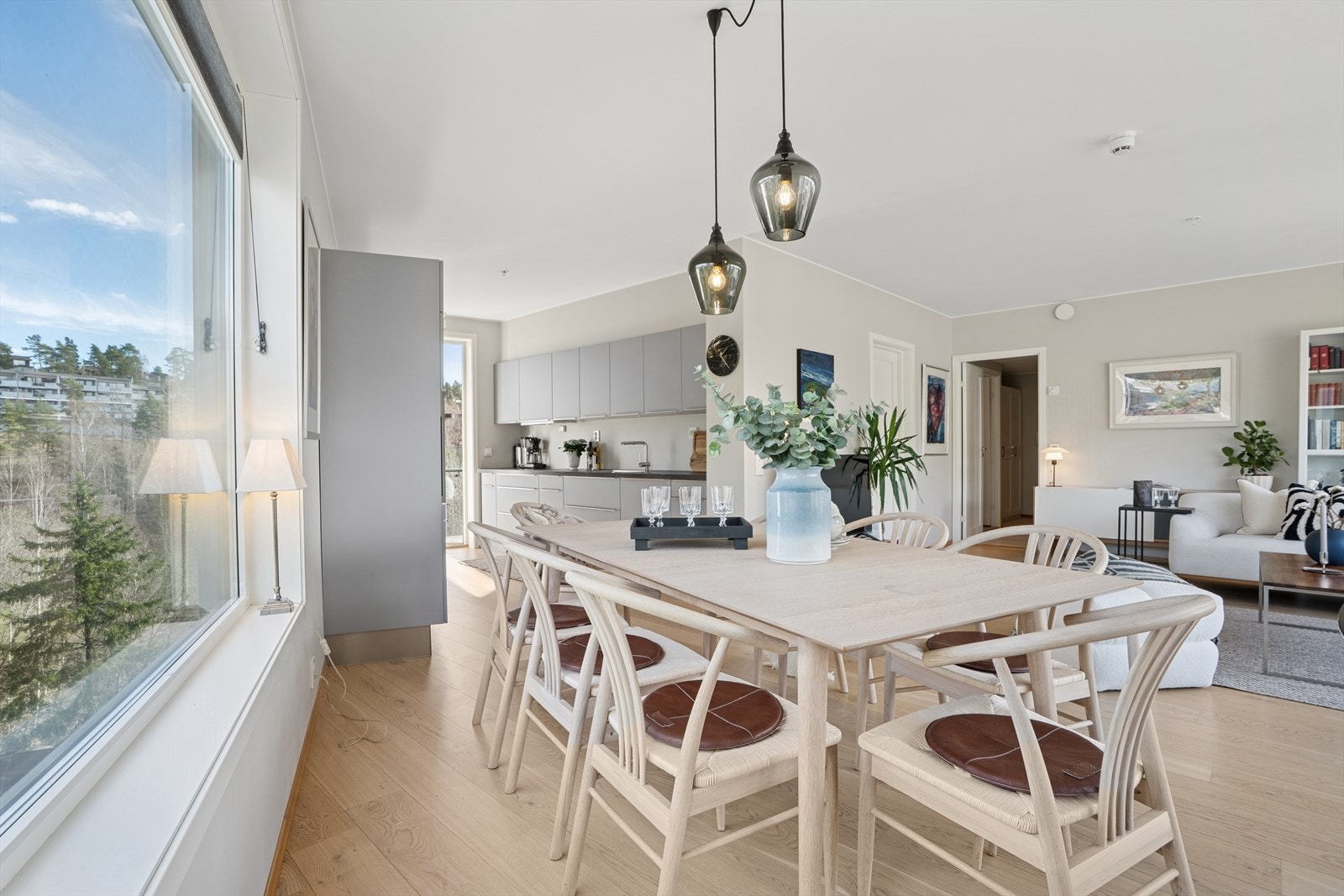 Spisebord i sin naturlige plass. Galleribilde