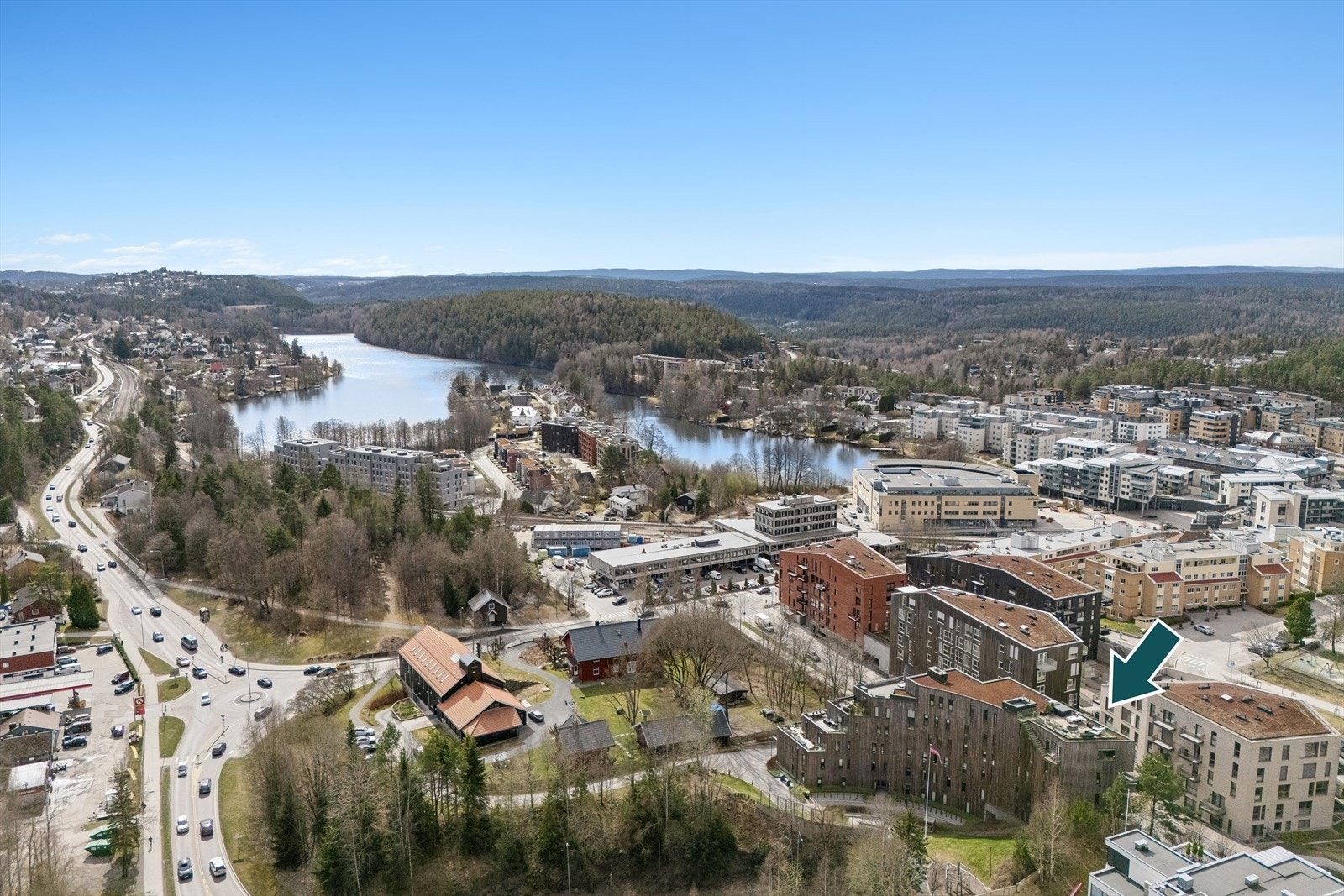 Det er kort avstand til treningsfasiliteter, samt flotte tur- og rekreasjonsområder i skog mark. Videre er det kort vei til Kolbotn Torg. Galleribilde