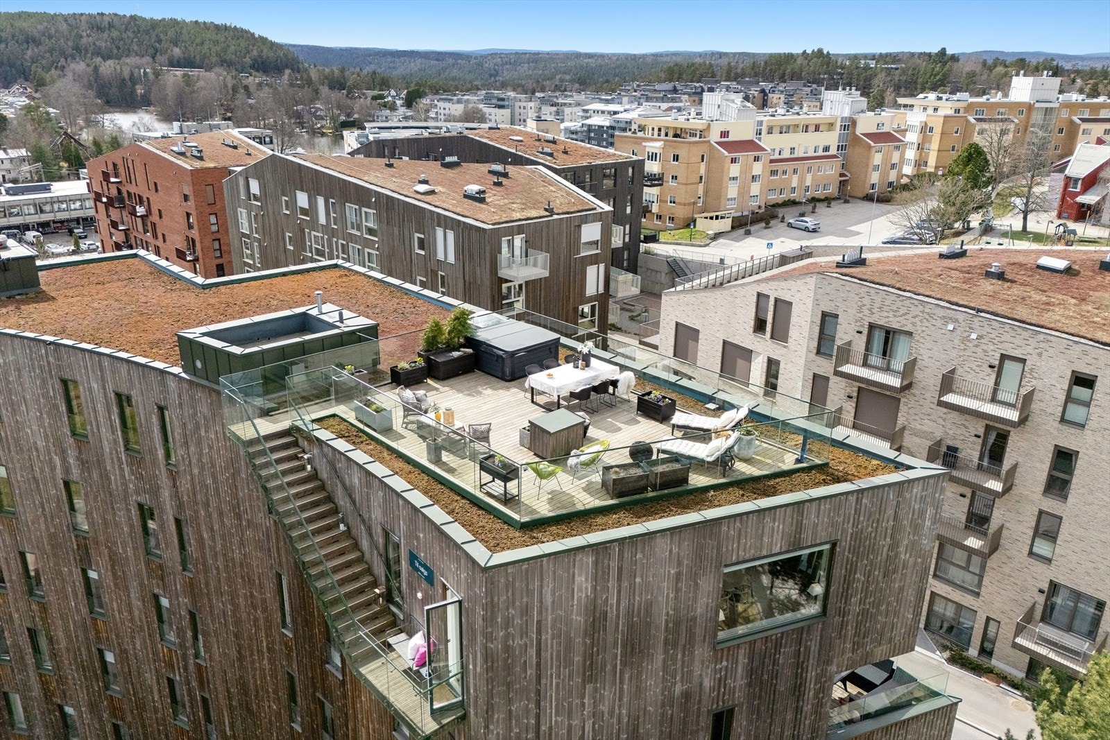 Eiendommen ligger i skjæringspunktet mellom naturen og storbykulturen, akkurat der de fleste ønsker å bo. Galleribilde