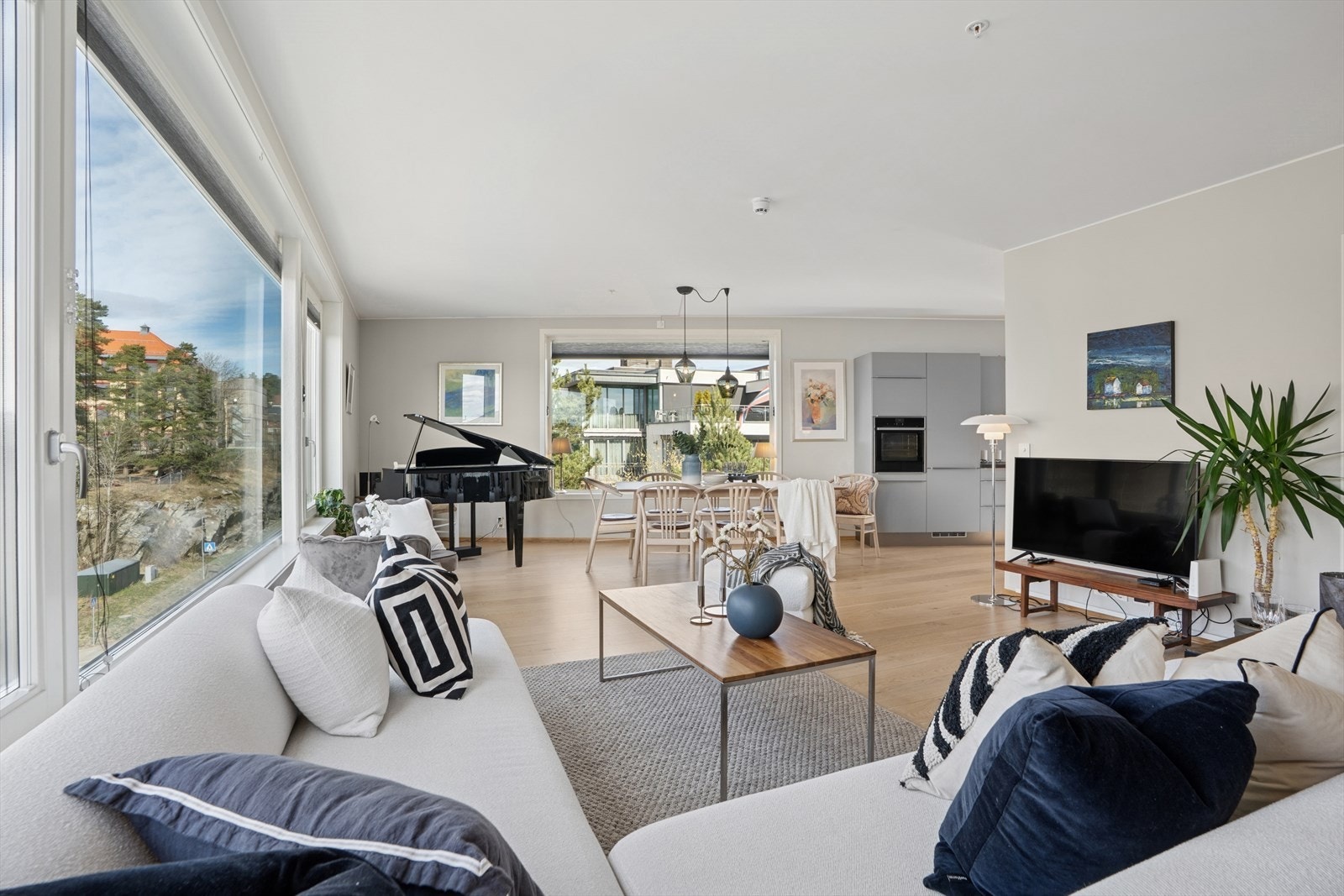 Overflatene er holdt i lyse og friske farger. Galleribilde