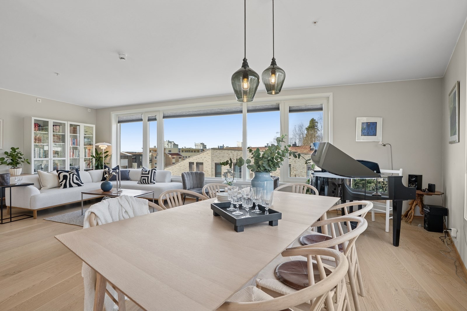 Store vinduer fyller rommet med naturlig lys. Galleribilde