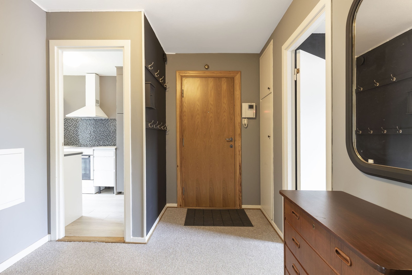 Entré med plass til å henge av seg yttertøy. Galleribilde