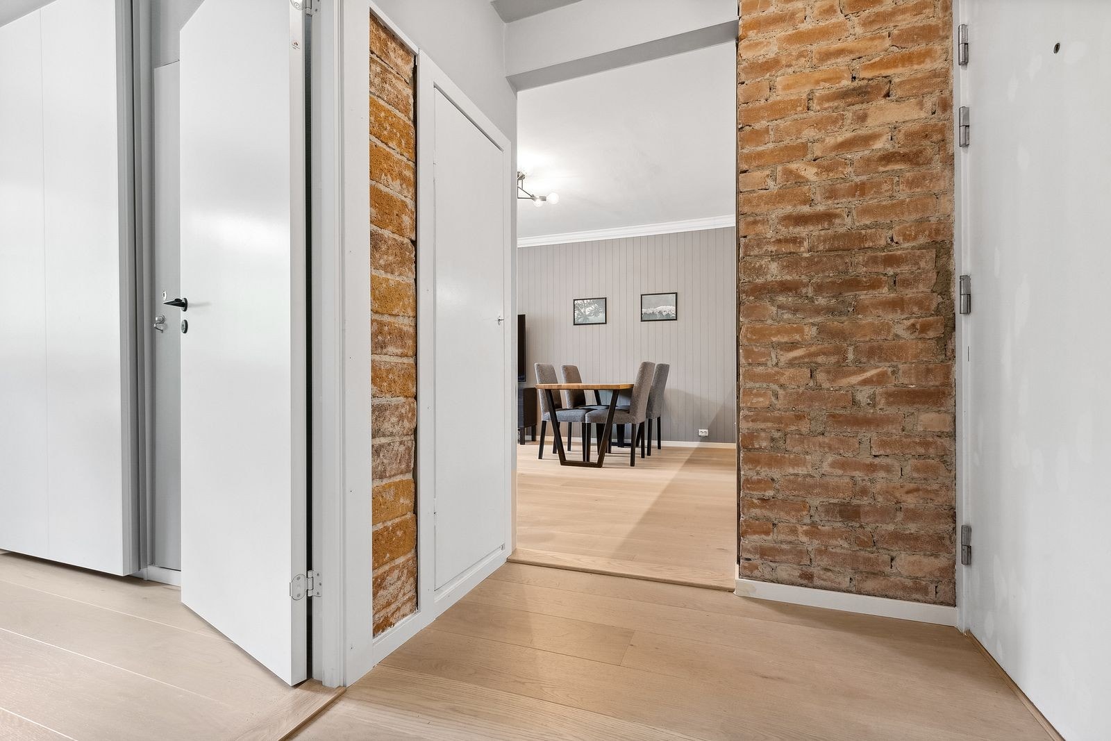 Entre har innebygd skap Galleribilde