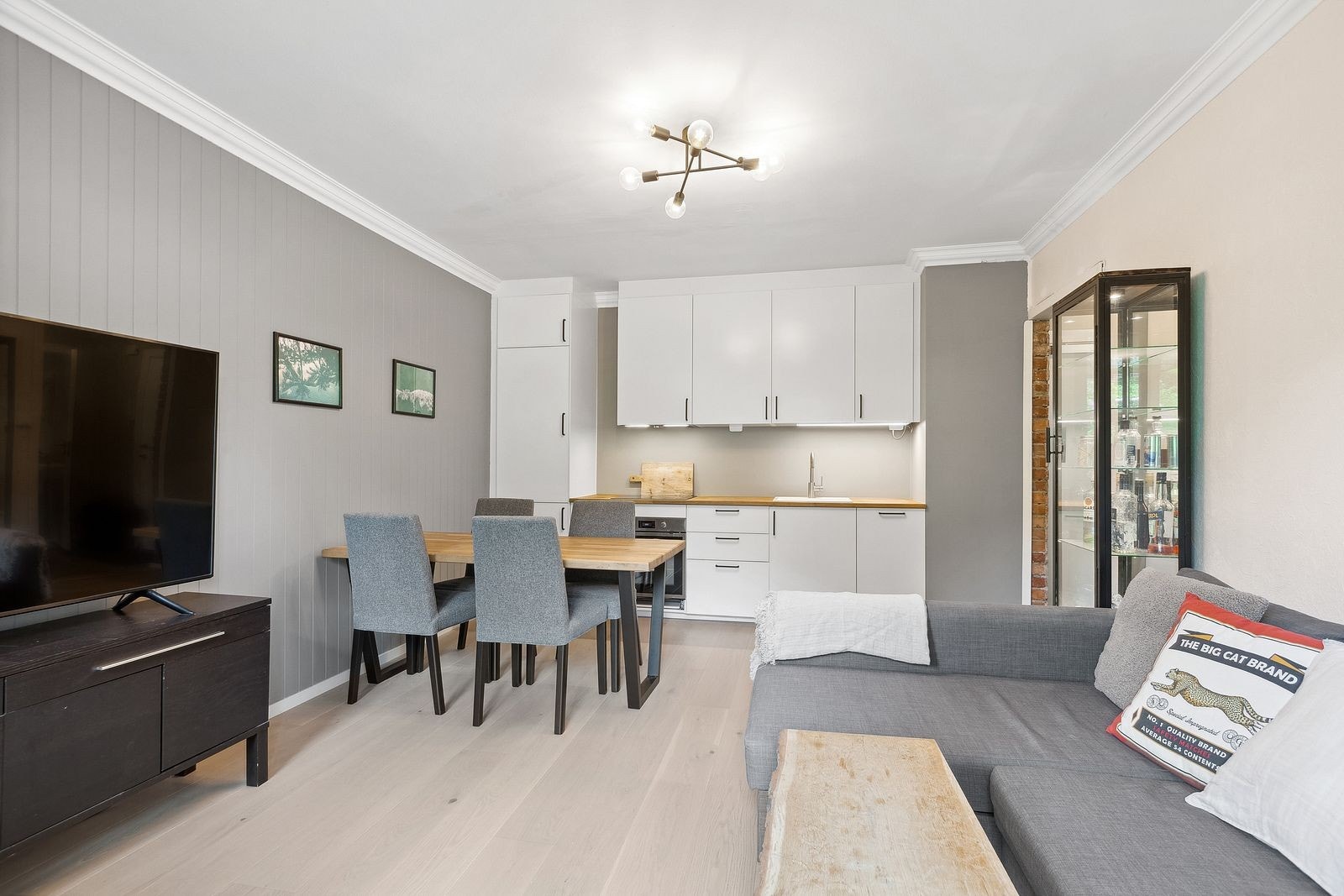 Åpen stue-kjøkken løsning med utgang til balkong Galleribilde