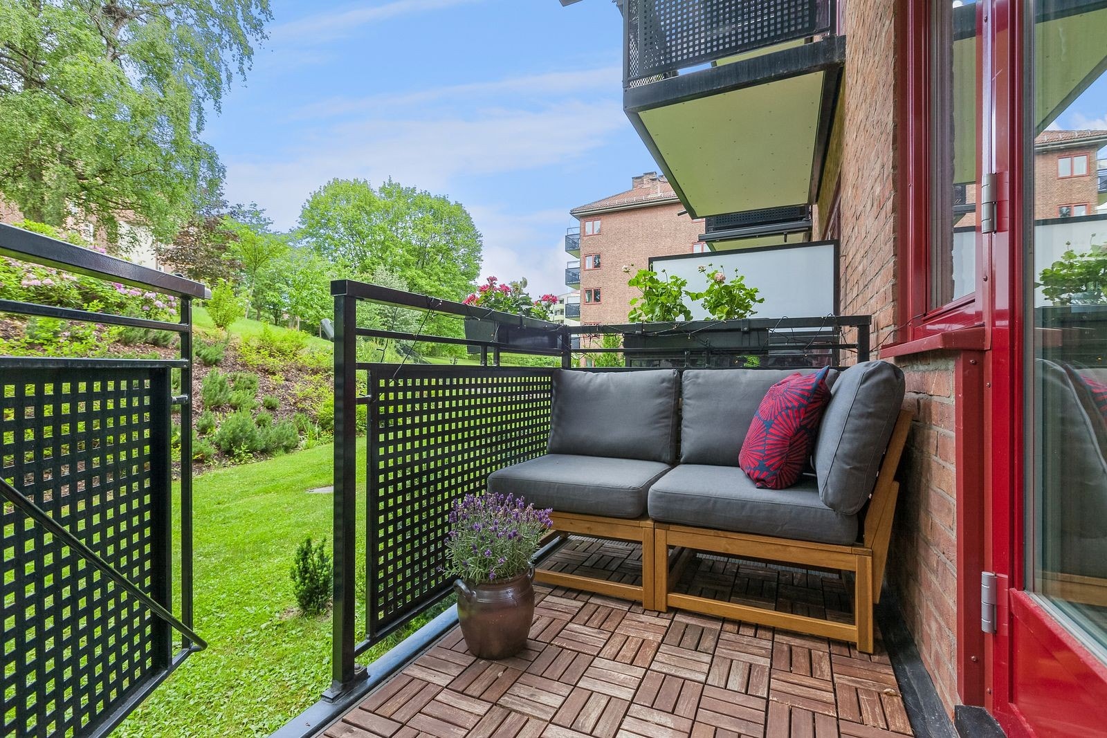 Balkong med trapp ned til hage Galleribilde