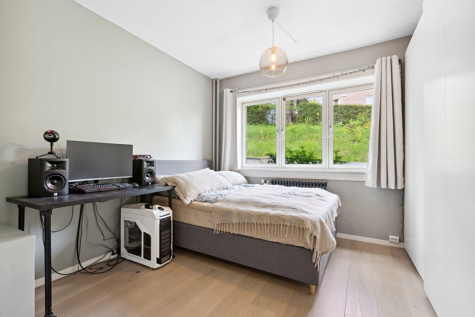 Romslig soverom med godt av skapplass Galleribilde