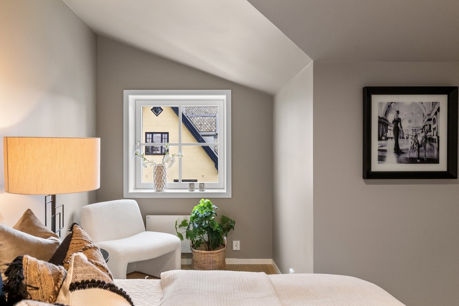 Soverom 1. Rommene har parkett på gulv, malte overflater og normal takhøyde under skrå himling. Galleribilde