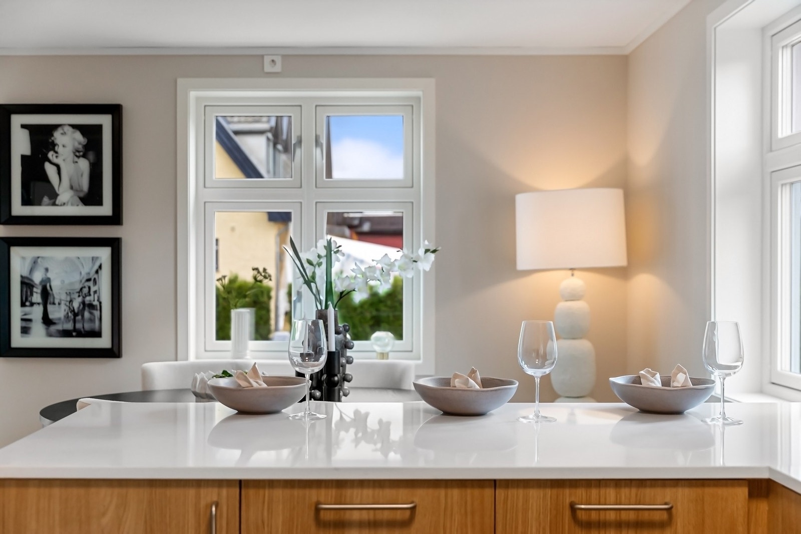 Kjøkkenet har en god arbeidssone på benken og godt med lagring i både over- og underskap. Galleribilde