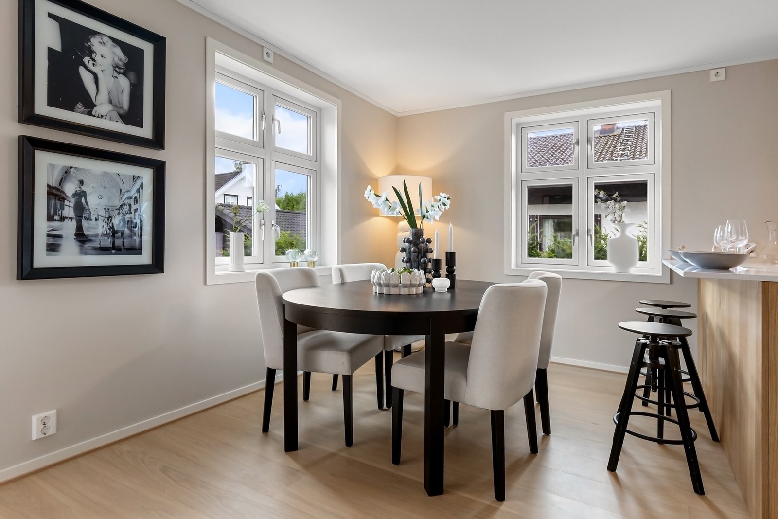 Naturlig sone for spisebord i området mellom stue og kjøkken. Galleribilde