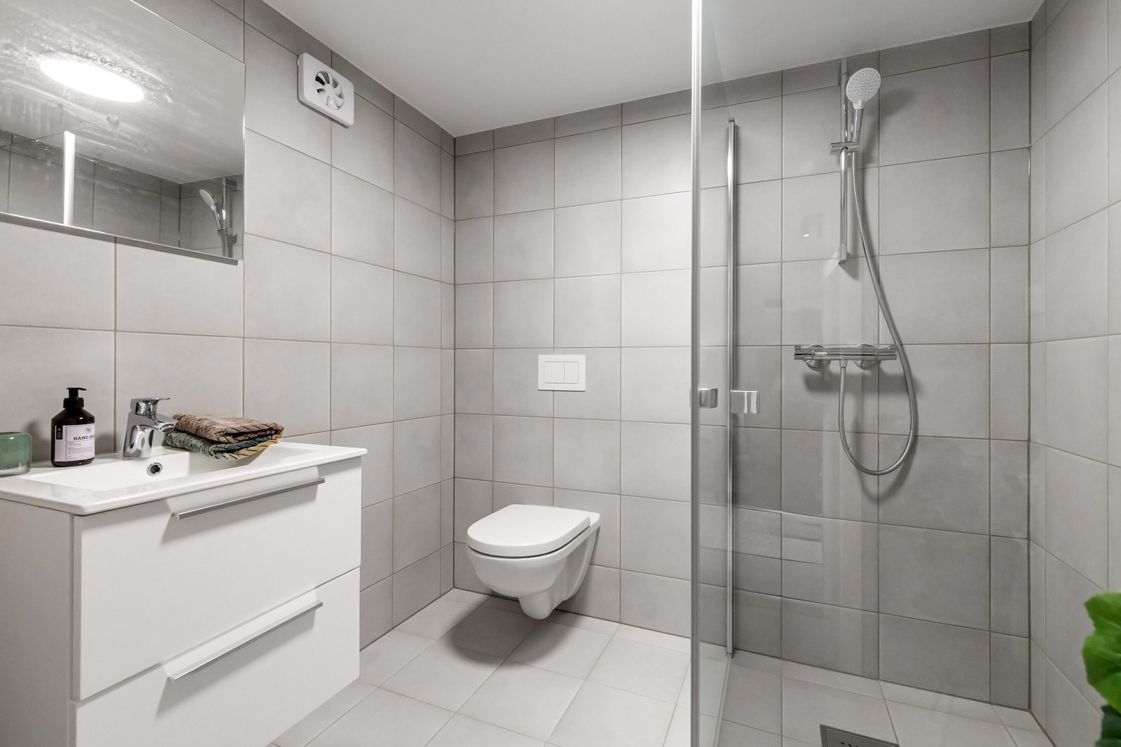 Hybel - Rommet er utstyrt med elektrisk vifte for ventilasjon. Gulvet har elektriske varmekabler. Galleribilde