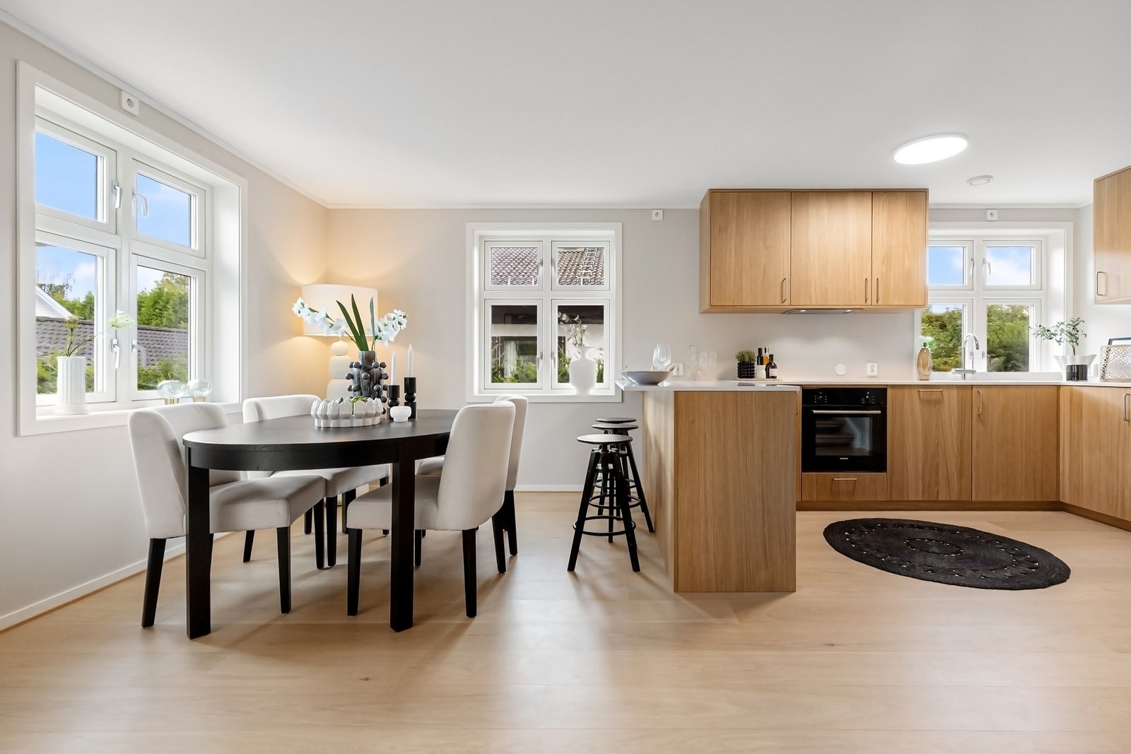 Hele boligen ble oppgradert i 2025 og fremstår moderne og innflytningsklar. Galleribilde