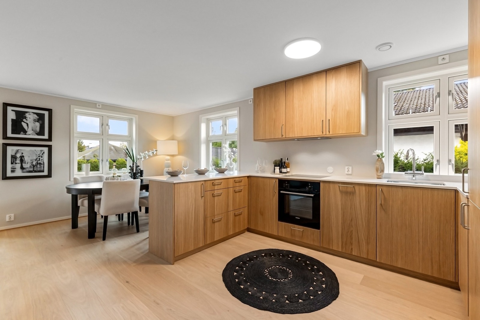 Kjøkkenet er levert av På millimeteren Snekkerverksted. Galleribilde