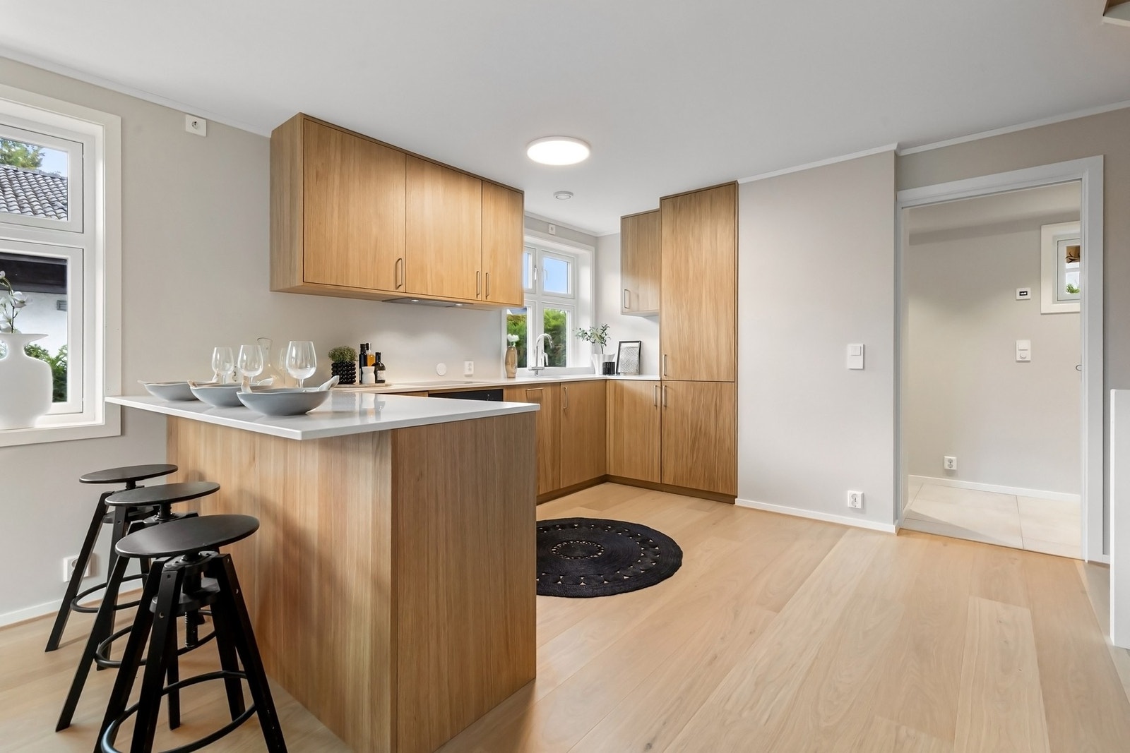 Innredningen har barløsning mot spisestuen. Galleribilde