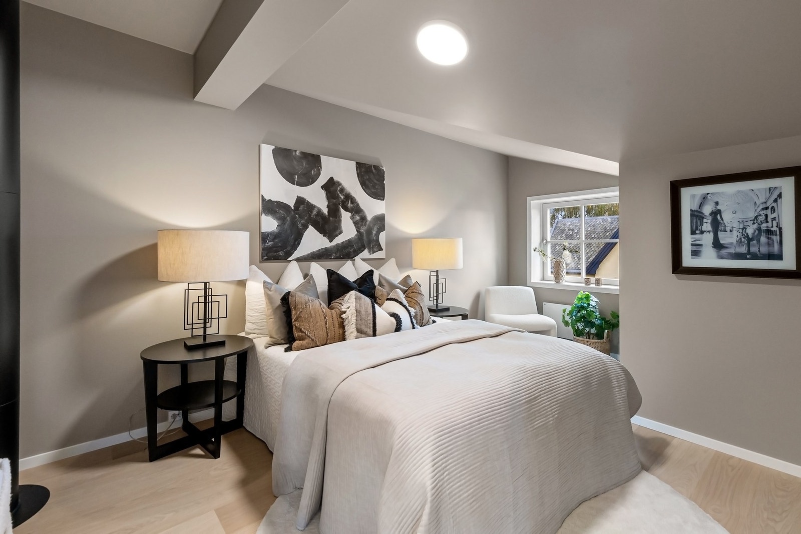 Soverom 1. Boligen disponerer tre soverom, alle beliggende i andre etasje, samt mulighet for et fjerde soverom i stuen i hybelen. Galleribilde