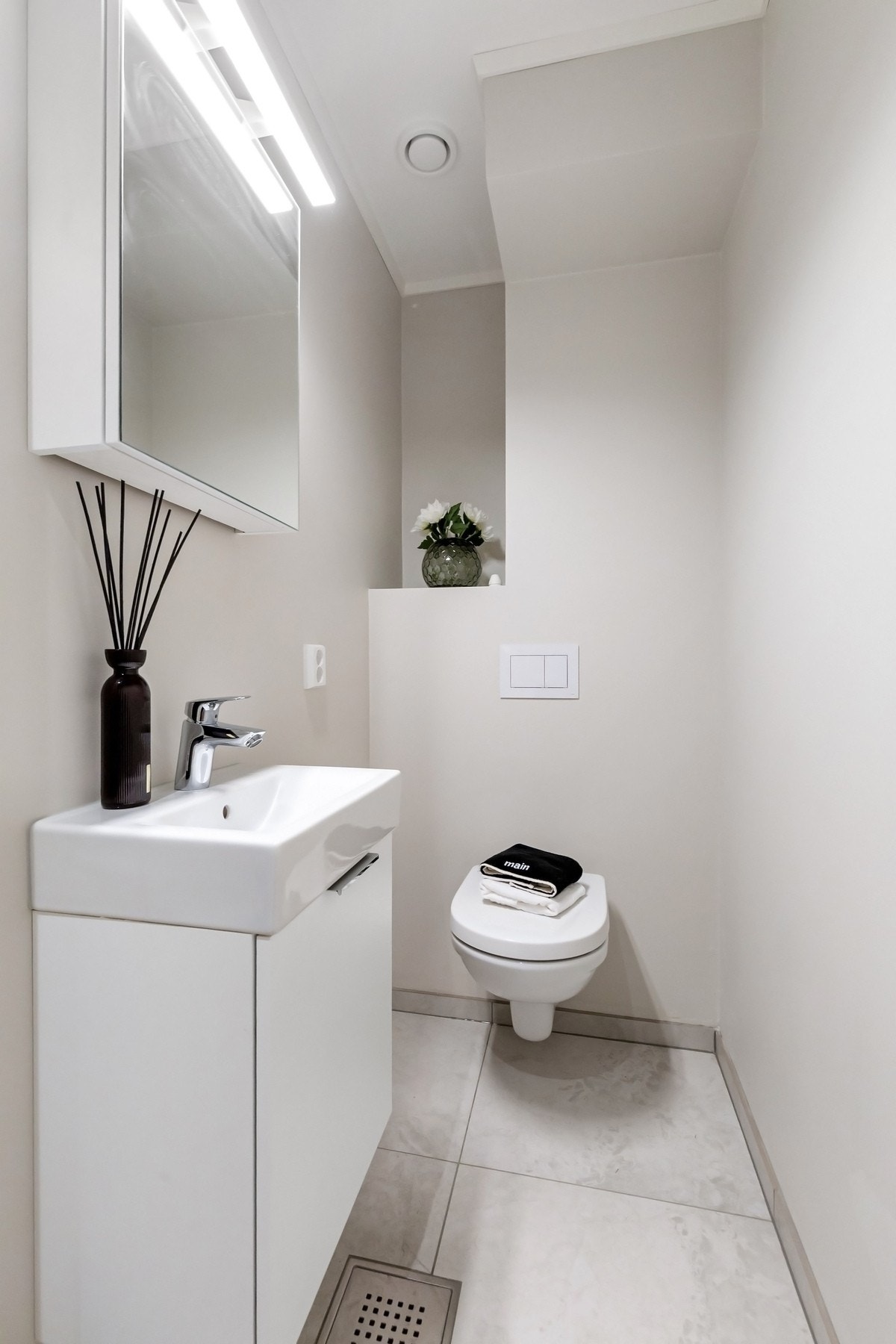 I første etasje finnes et separat wc-rom, med vegghengt toalett, servantskap og speilskap. Galleribilde