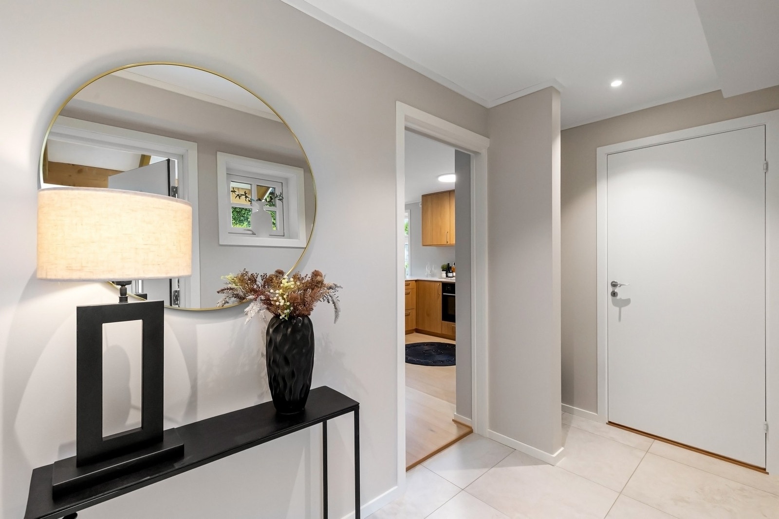 Fra entréen er det adkomst til et separat toalettrom, samt videre til stuen/kjøkken. Galleribilde